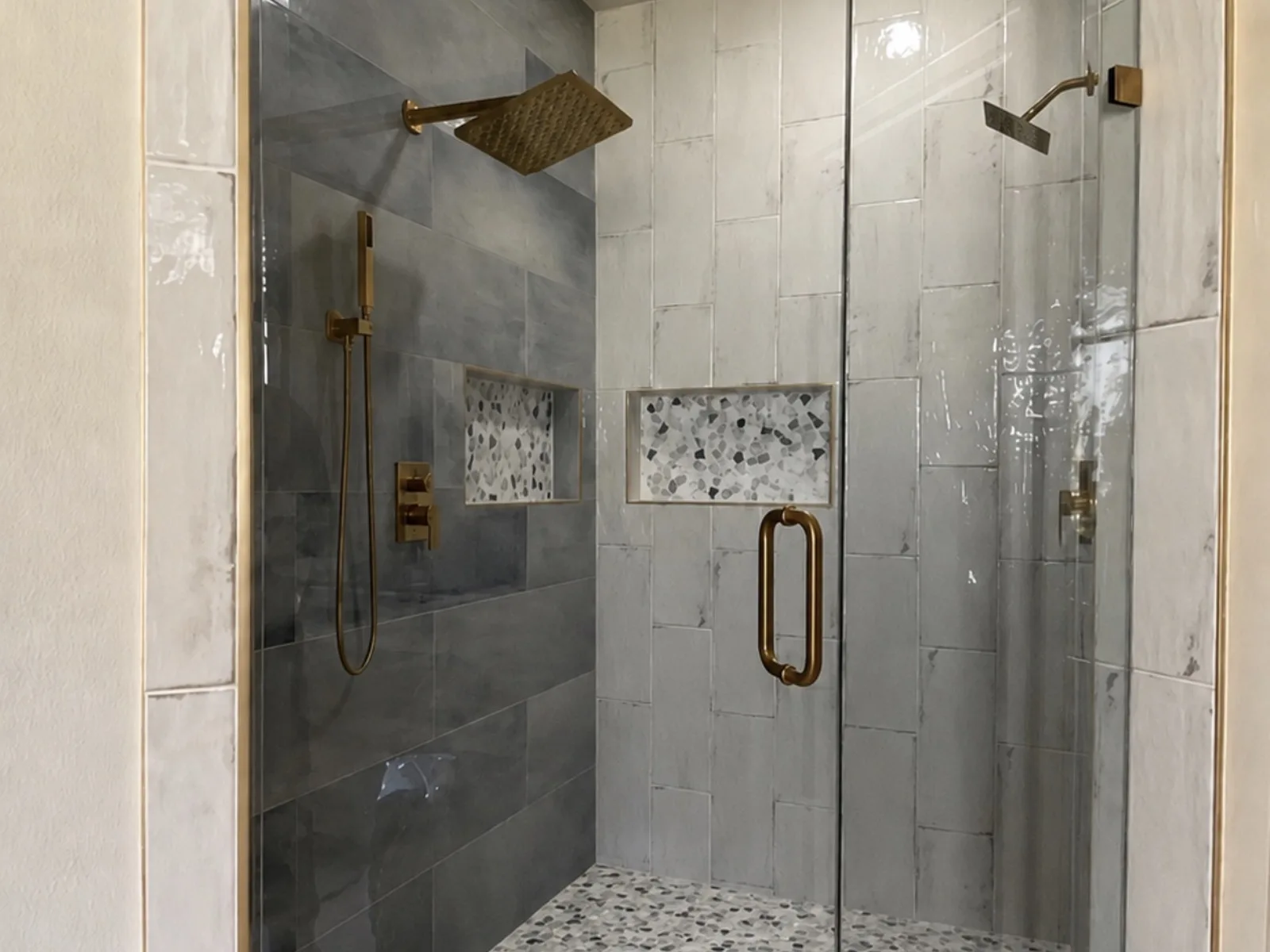Enlarged shower with dual shower heads
